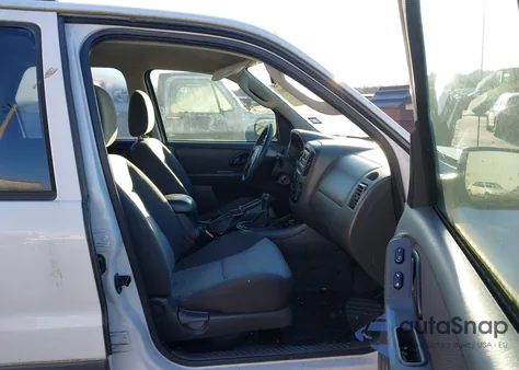 2005 Ford Escape Xls z USA, uszkodzony, nr VIN 1FMYU02Z15KA38119